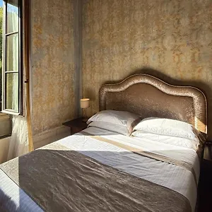 Appart hôtel Numa Palazzo San Niccolo, Florence
